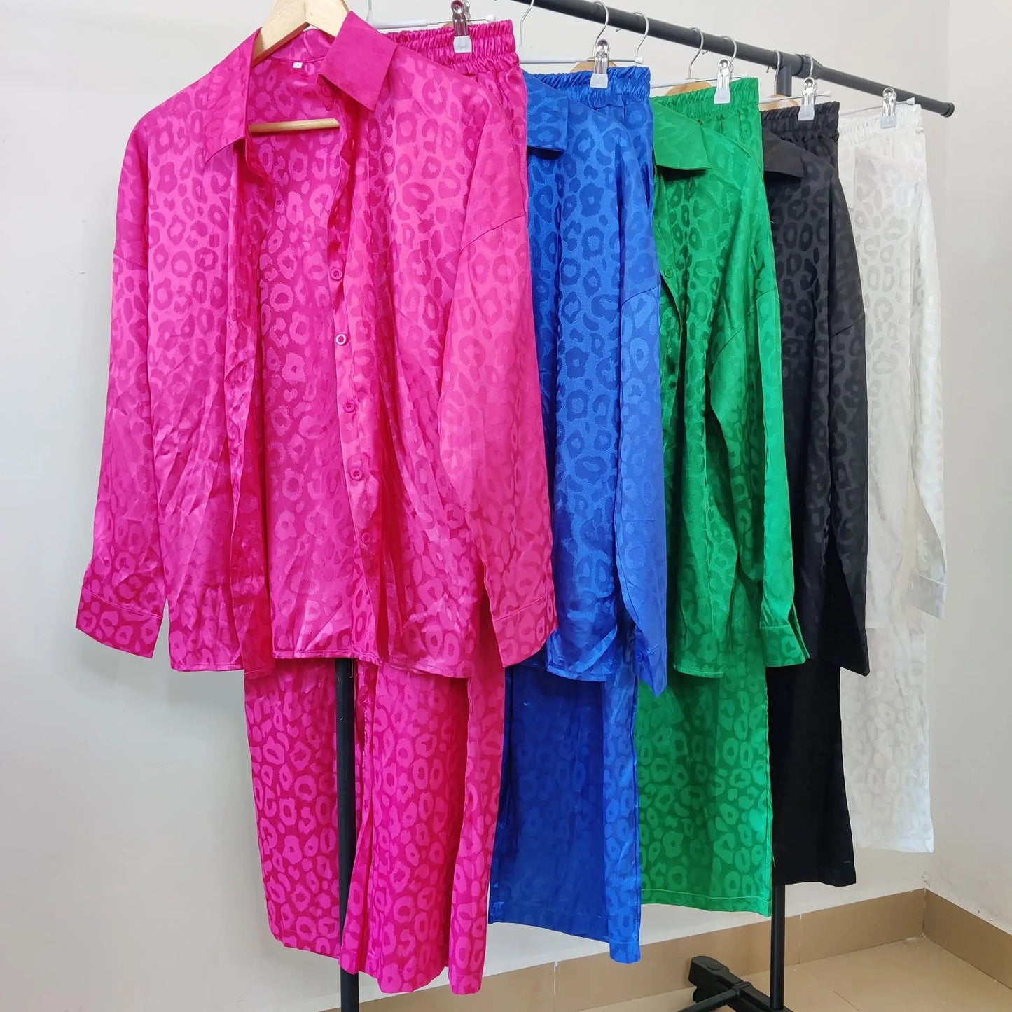 חליפת סאטן מנומרת- מלאז׳