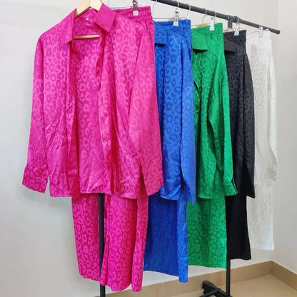 חליפת סאטן מנומרת- מלאז׳